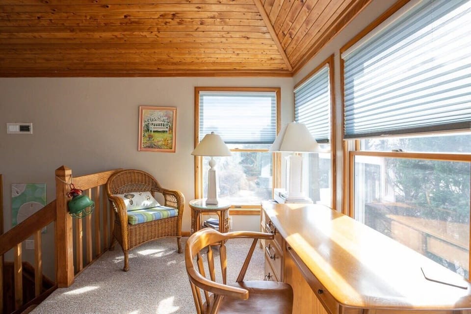 Top Level Ships Watch with Desk