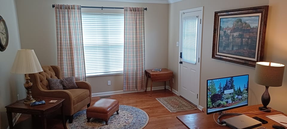 Study... monitor / keyboard available for your use.  (1G Internet)