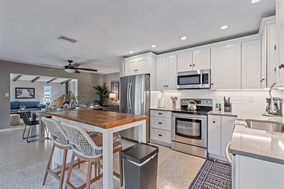 Beautiful kitchen with island seating!