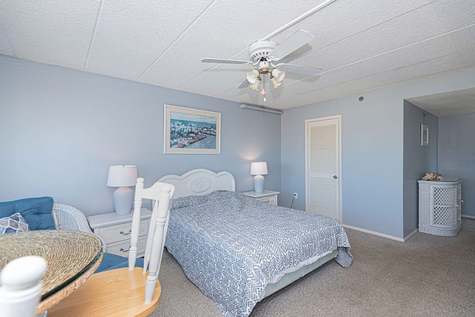 QUEEN-BEDROOM