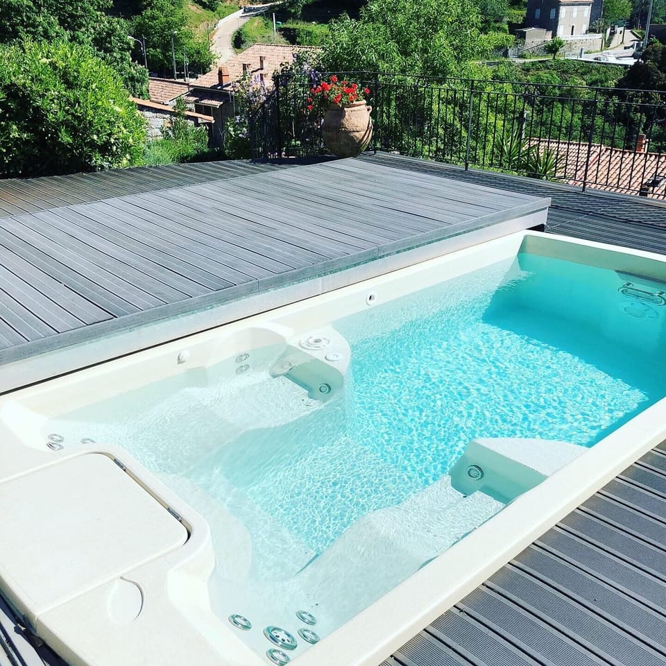 Outdoor spa tub