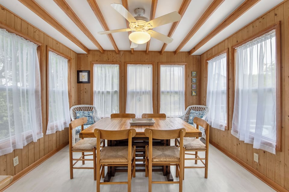 DU101: Easy Breezy | Mid Level Dining Area