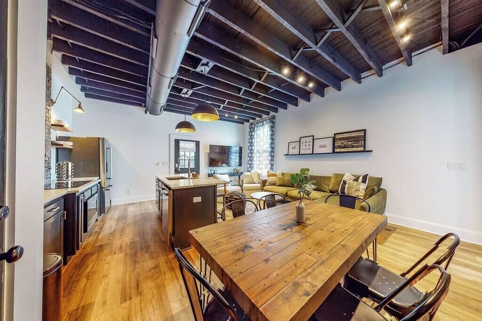 Kitchen: Additionally, there's a convenient counter that can seat up to 4 people. So whether you're with a few friends or a bigger group, you'll have the perfect space to enjoy your meals together.