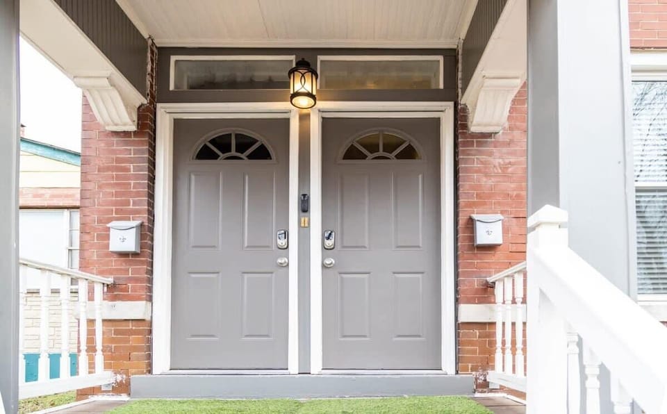 Welcome, you have arrived! The entrance is the door to the right, step inside where your vacation awaits!