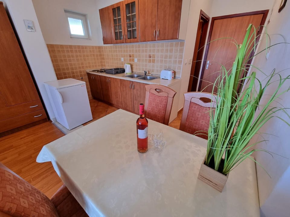 Kitchen area. Studio apartment - kitchen with dining area