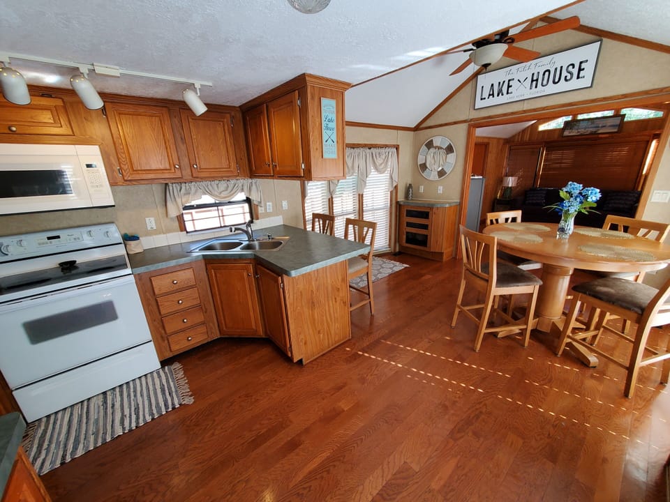 Well equipped, cozy kitchen. 