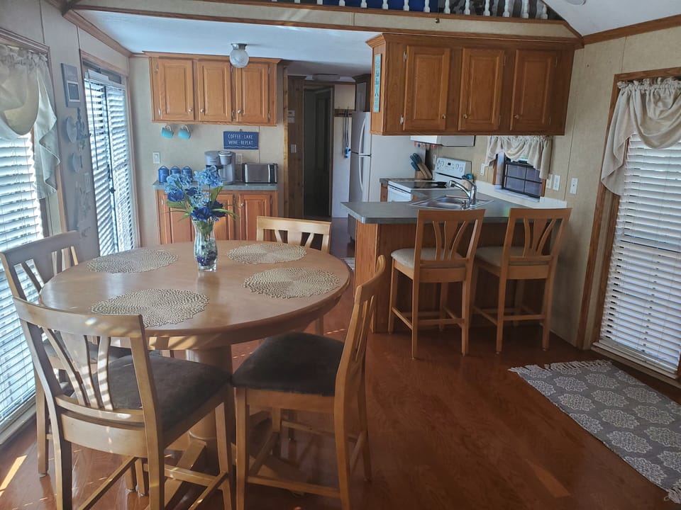 Dining area that seats 6.