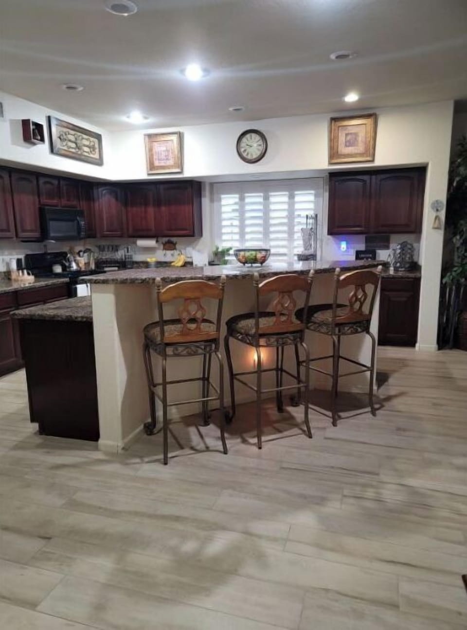 Breakfast bar in kitchen