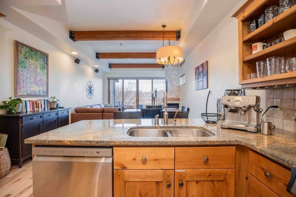 Cook, refresh, and relax with a fully equipped kitchen and lavatory.