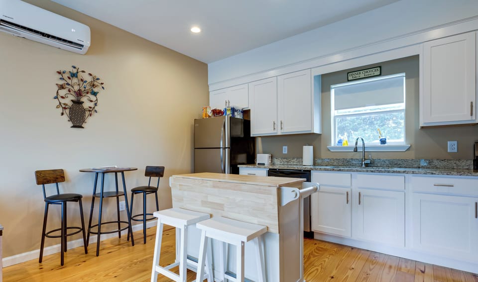Kitchen | Cooking Basics | Coffee Maker | Paper Towels/Trash Bags Provided