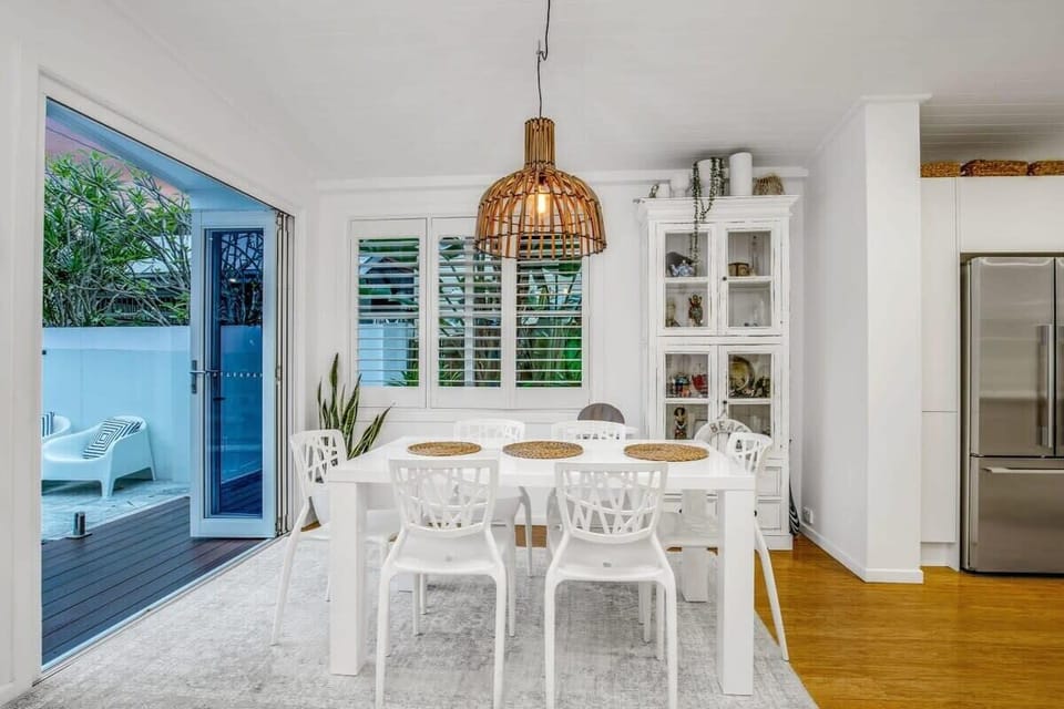 6 person dining setting overlooking pool