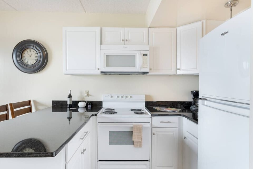 [Kitchen] stovetop + oven+ fridge + microwave + drip coffee maker + blender