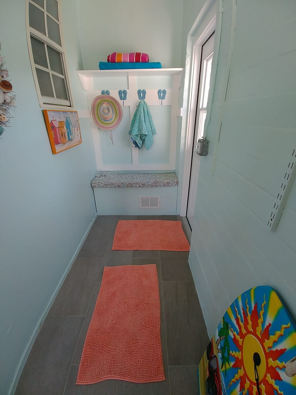 Changing area with direct access to the outside shower 