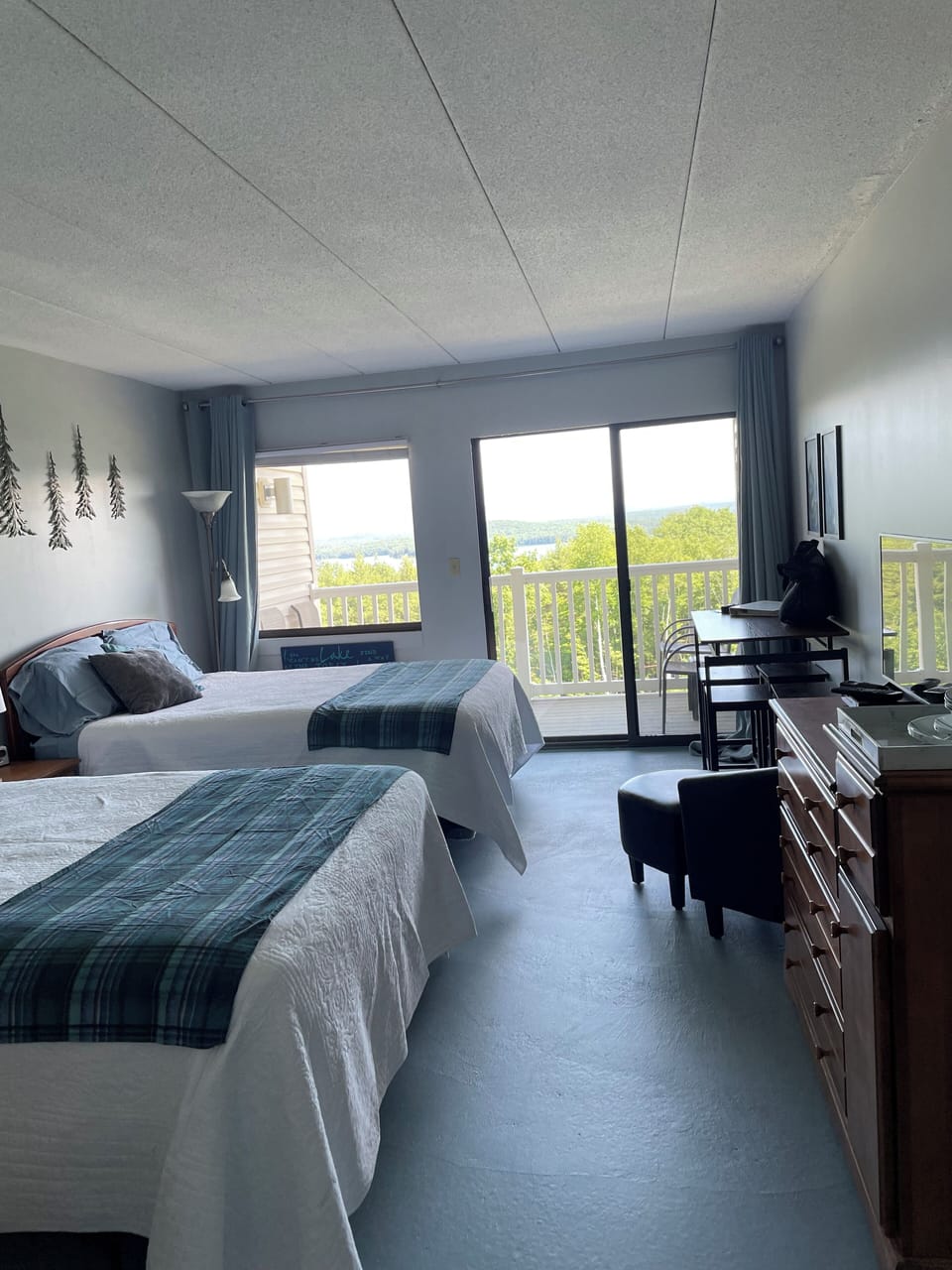 It's a standard hotel-type layout.
