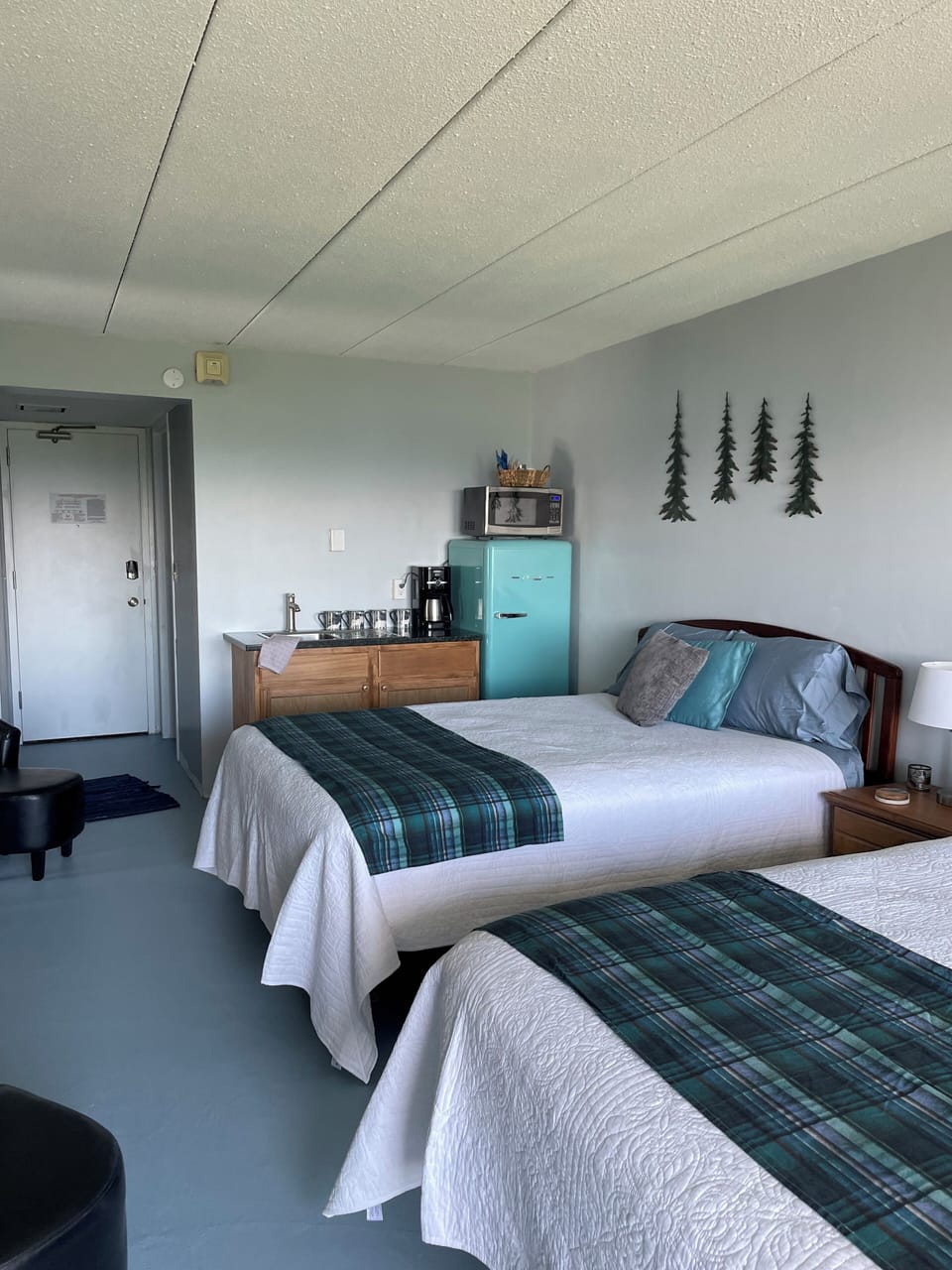 Vintage Lake Charm with Kitchenette
