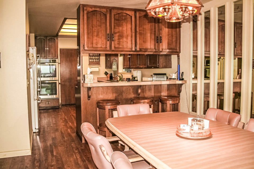 Dining area looking back towards the kitchen