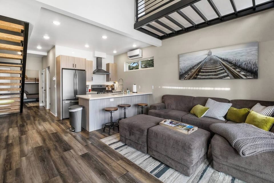 Spacious 3 bedroom cabin within walking distance to Downtown Whitefish