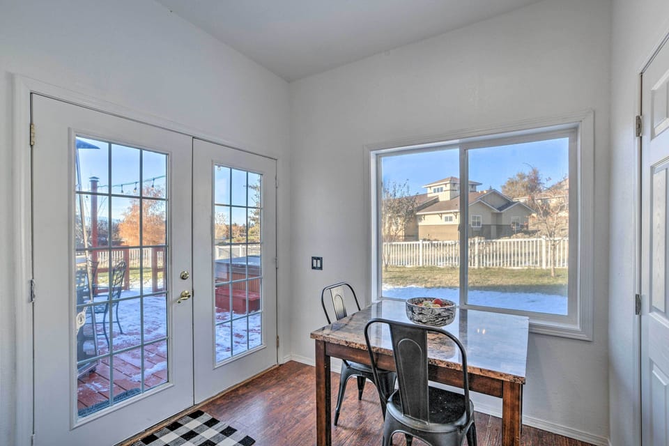 Dining Area | Dishware & Flatware Provided