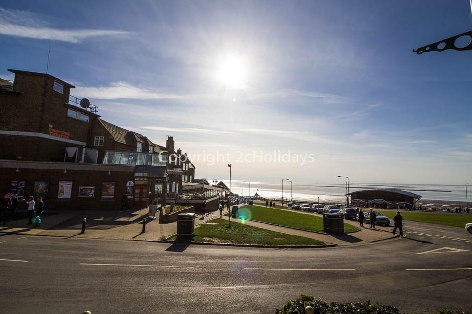 The prime location of Manor Park Holiday Park means you'll be just a short walk from the stunning Hunstanton beach, perfectly positioned for a memorable coastal getaway. Book ahead with us and give your family something wonderful to look forward to.