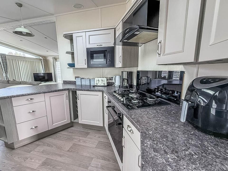 Open and equipped lodge open kitchen for all of your culinary needs.