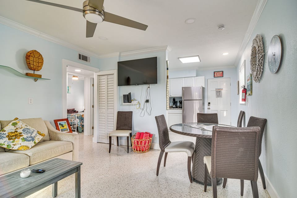 Living Room | Sleeper Sofa | Free WiFi | Smart TVs