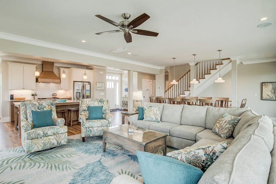 Mid-Level Living Room with Deck Access