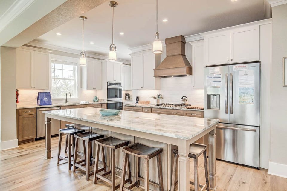 Mid-Level Kitchen with Bar (seats 4)