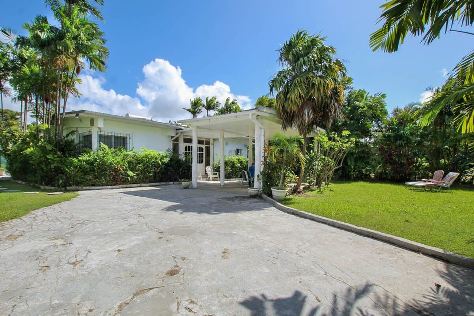 Located in Sunset Crest, just a minute's walk to the beach and Sunset Crest beach club / pool