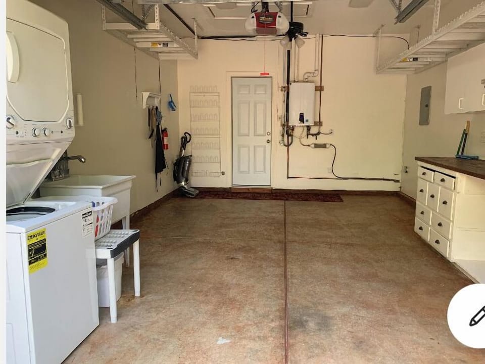 Garage with Washer-dryer