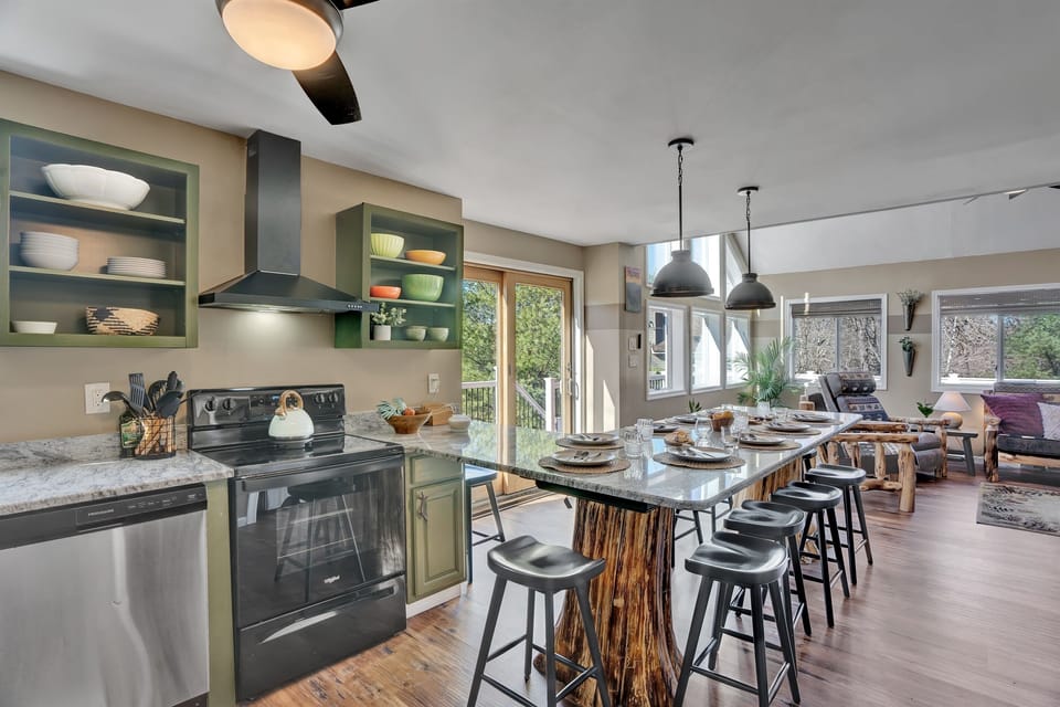 The spacious kitchen is ideal for making large meals, and the jumbo granite countertop provides plenty of space for +10 people to enjoy.