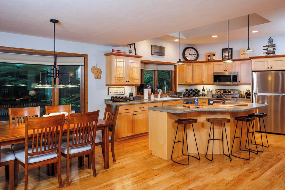 The open concept kitchen and dining room enable a fun atmosphere for all guests to enjoy