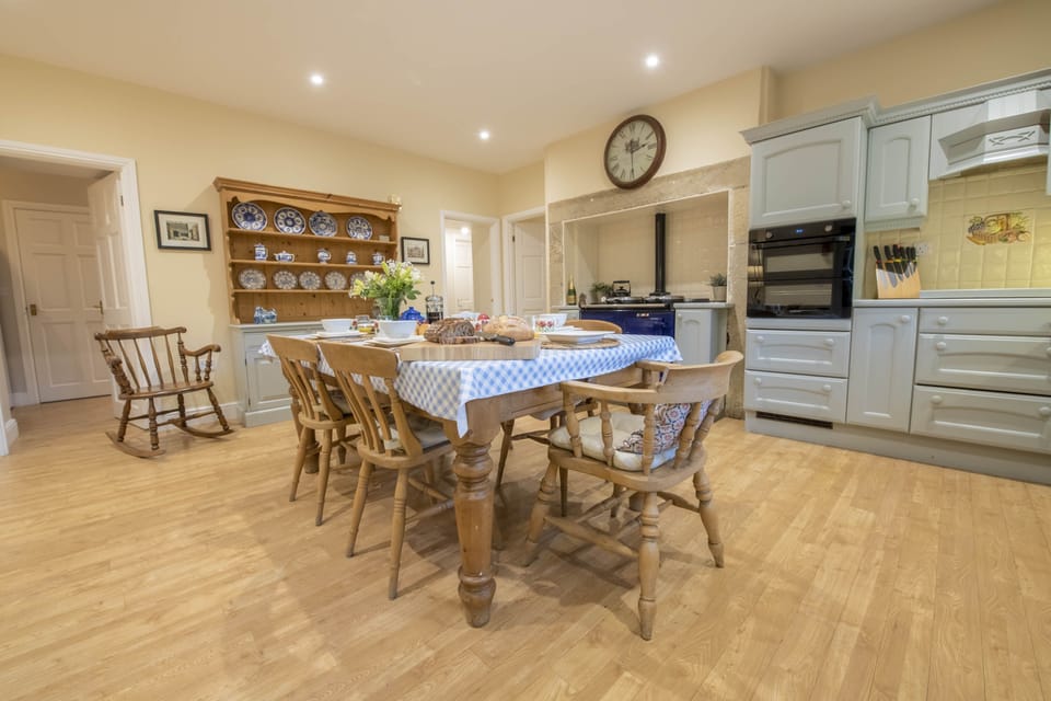 Farmhouse style well-equipped kitchen
