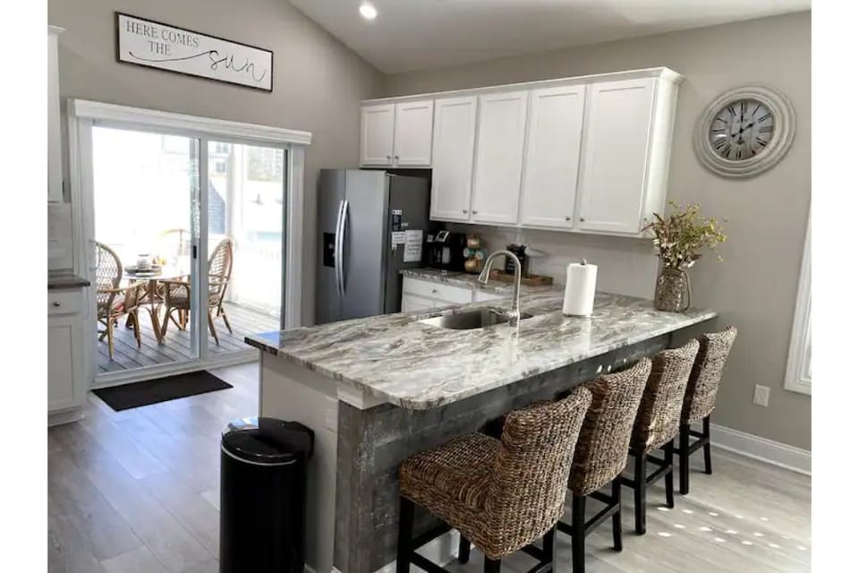 Enjoy breakfast or lunch at the kitchen peninsula.