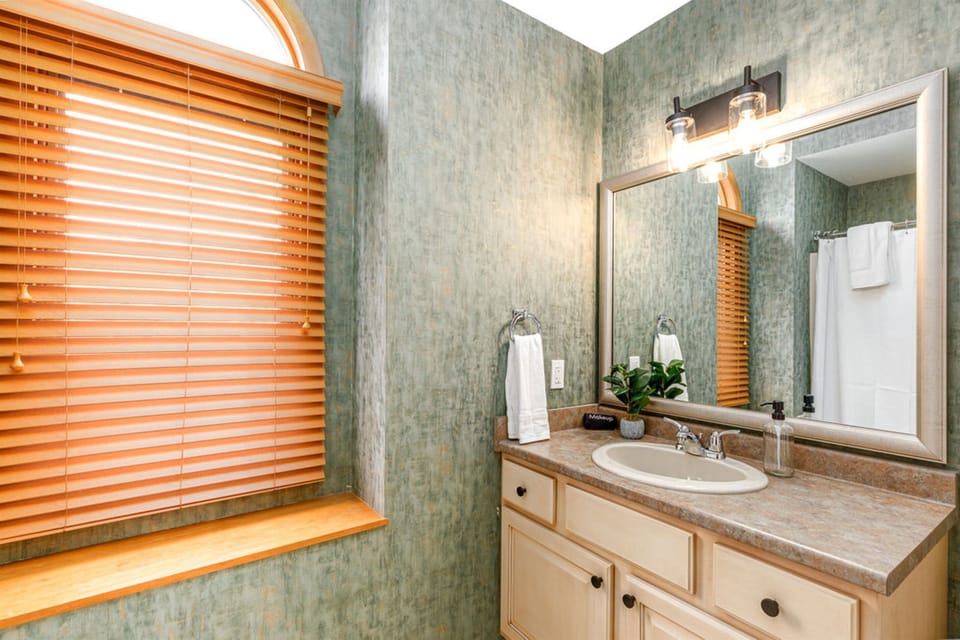 Ensuite bathroom - upper level
