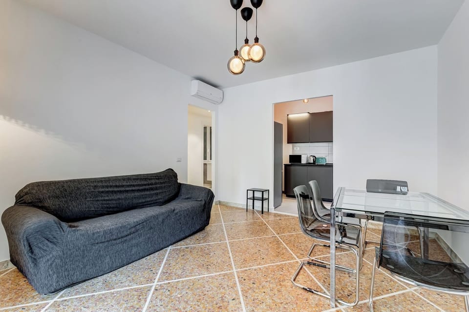 Living room with table and seats