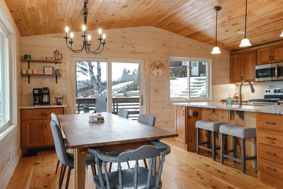 Dining area, kitchen & coffee bar