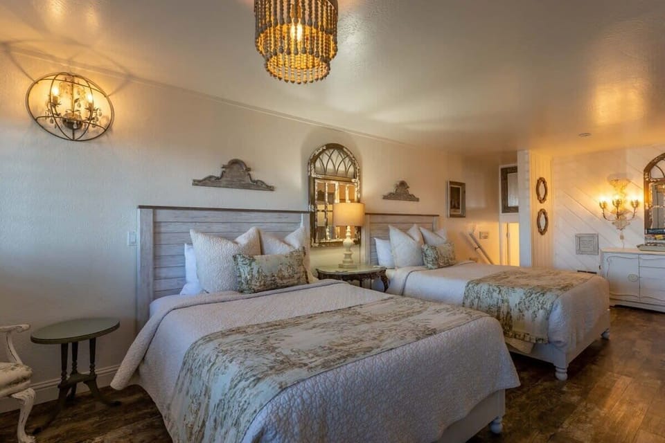 Double Queen bedroom.