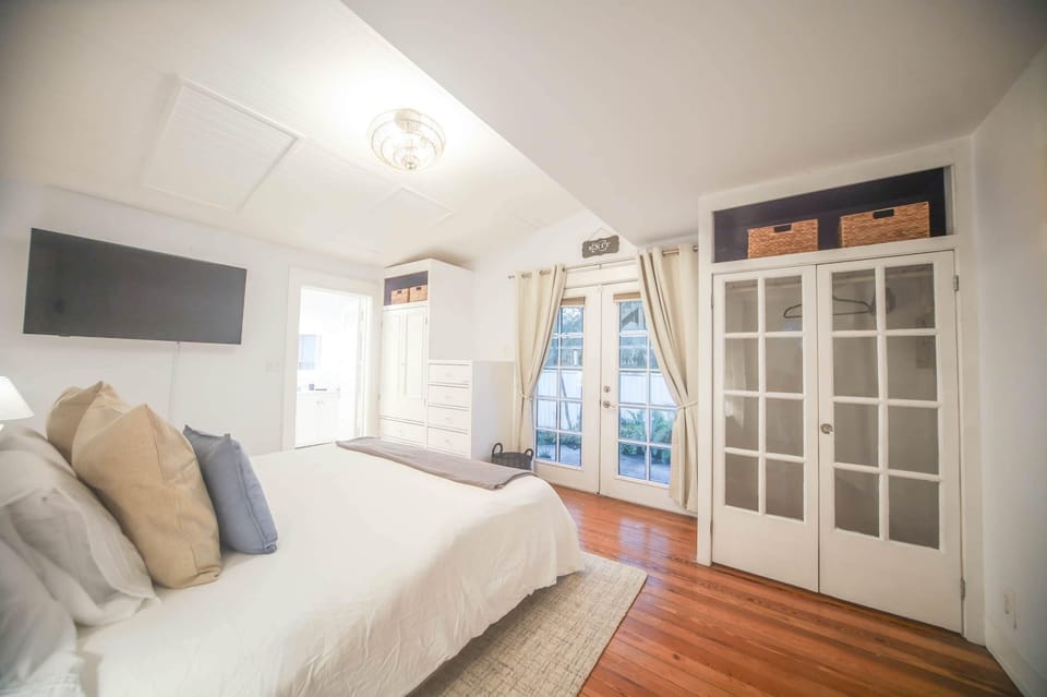 Master Bedroom (2)