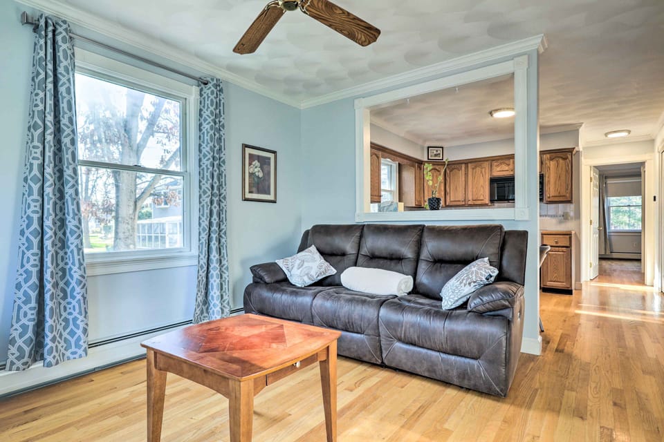 Living Room | Free WiFi | Central A/C | Smart TV
