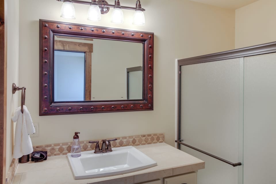 En-Suite Bathroom | Complimentary Toiletries | Towels Provided