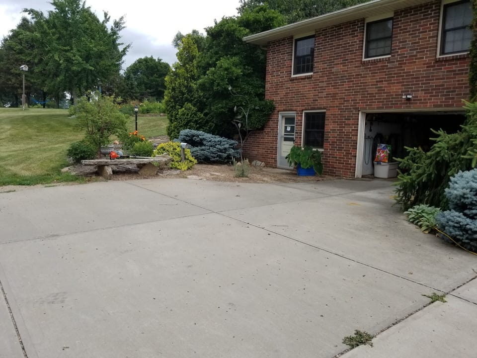Driveway, Plenty of parking 
