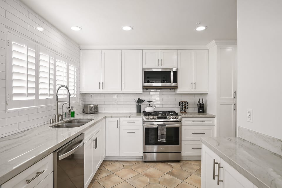 Full kitchen w/ dishwasher, gas stove/range, refrigerator, and dual Keurig+drip coffee pot
