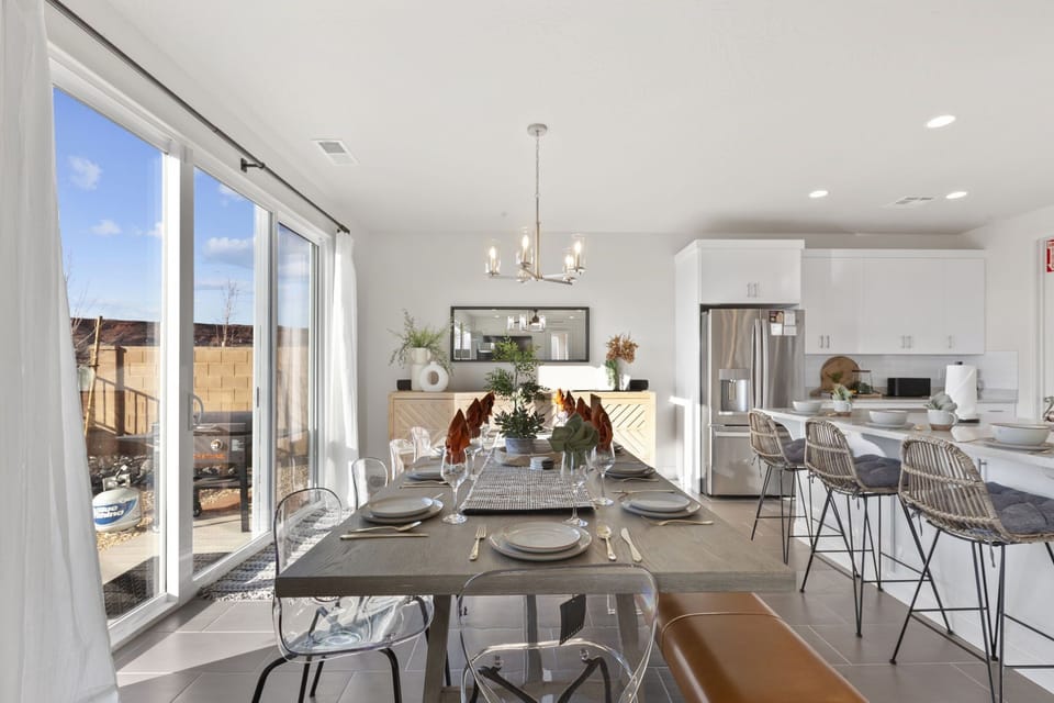 Dining room with seating for at least 10 people and 4 more at the bar.