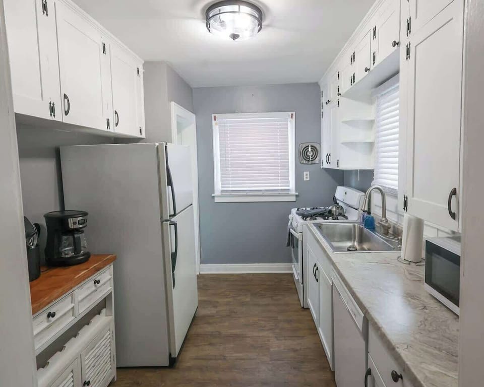 Main Kitchen 
Coffee bar! 
Equipped with all your main essentials