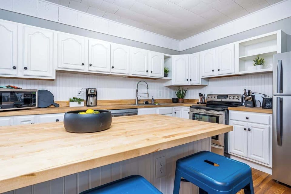 This kitchen is fully stocked with all your main cooking supplies! Perfect for a big group that loves to cook.:)