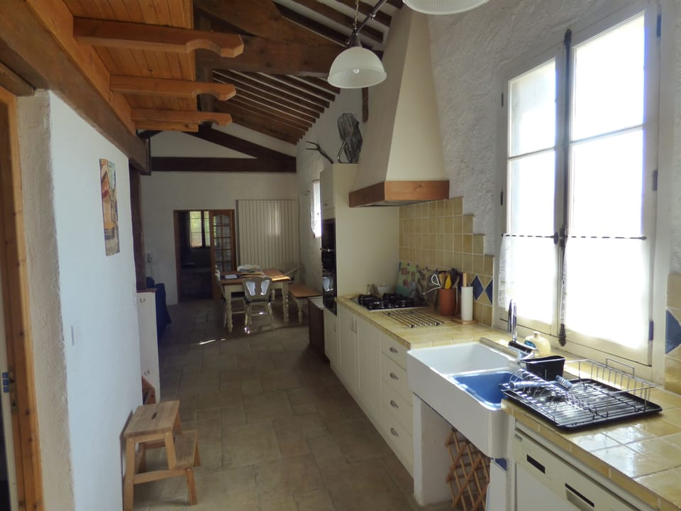 The fully fitted kitchen