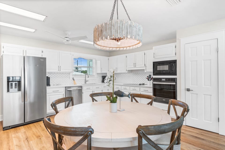 Dining area seats 6