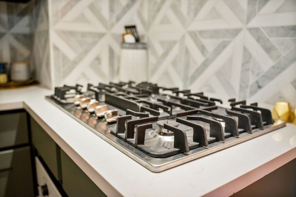 There's nothing as good or fast as cooking on a gas stove and this brand new stove has 5 burners for your convenience.