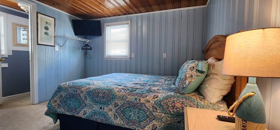 2nd pic Queen  with ensuite www.cherrygrovegrouprentals.com