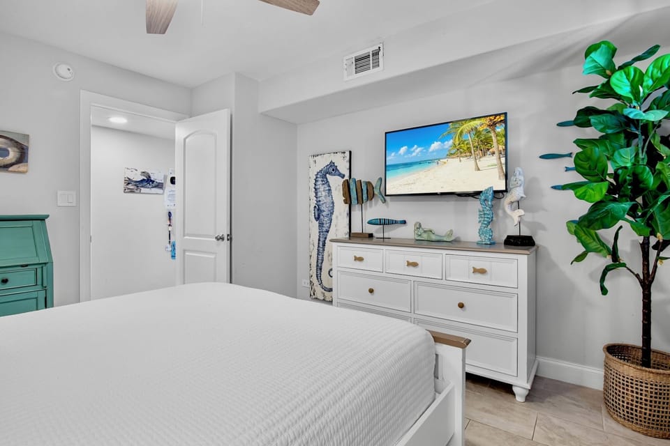 Third Bedroom, Queen